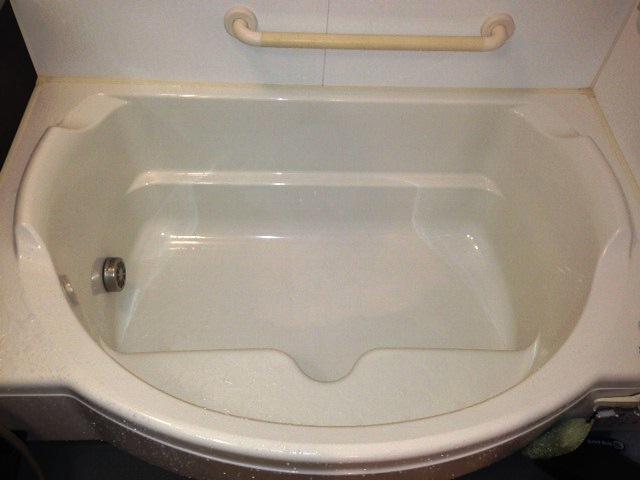 Bathroom. Tub shell type to put together with the children