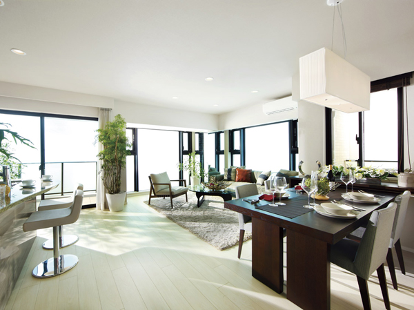 Living.  [living ・ dining] Spacious living ・ Dining Ya, Two-sided lighting corner dwelling unit, such as, You can feel the bright sunlight, Planning a dwelling unit that refreshing wind passes comfortably.