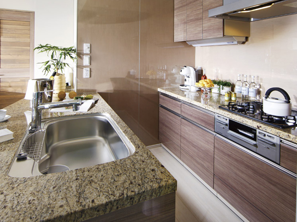 Kitchen.  [KITCHEN] Convenient storage, which come down to eye level ・ Quick storage such as a smart pocket provided in the panel portion of the front pocket and sink in the rich, easy-to-use kitchen, Color to everyday life.