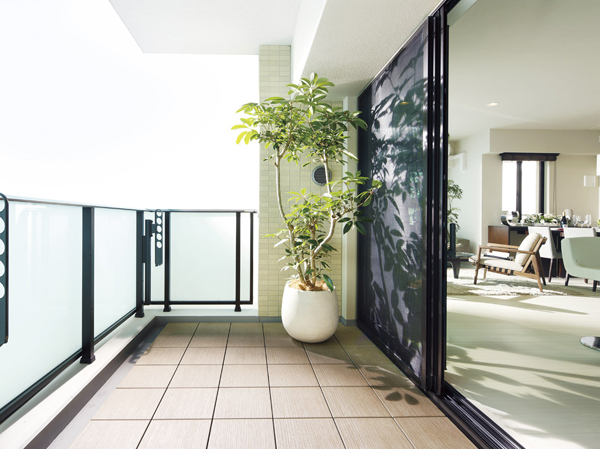 Interior.  [BALCONY] living ・ Balconies of depth up to about 2m (center line of wall) that leads to the dining, Feel a light set up a "glass handrail", Connecting the inside of the outer of comfort and shelter, It was an intimate space.
