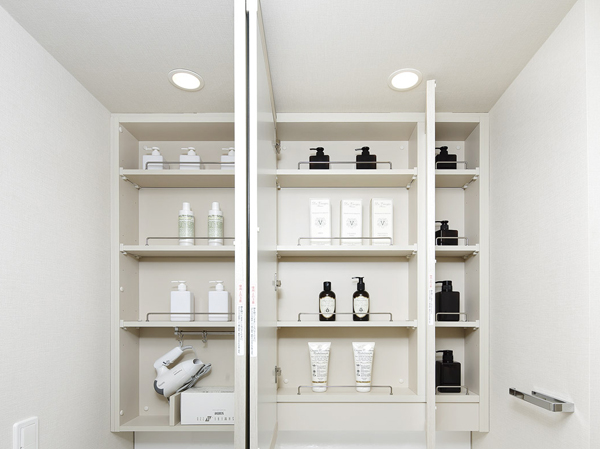 Bathing-wash room.  [Three-sided mirror back storage] Set up a cosmetics and accessories basin the Maeru housed in Kagamiura. It does not impose fingerprint noticeable the coffin in a mirror frame.