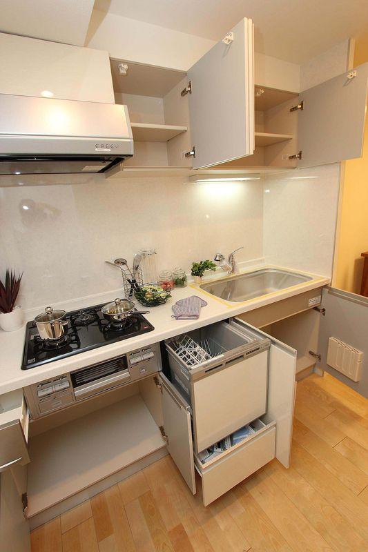 Kitchen. Popular system kitchen is good storage, Cuisine is Hakadori.