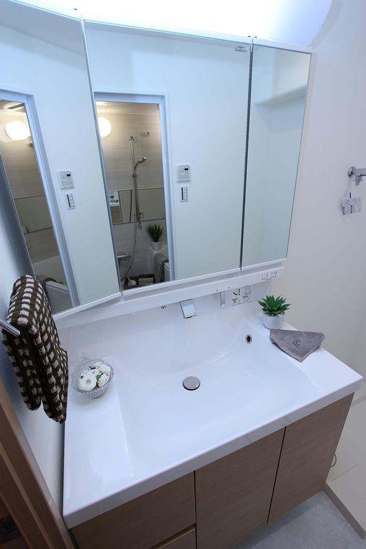 Wash basin, toilet. It never crowded from morning because the mirror is large.