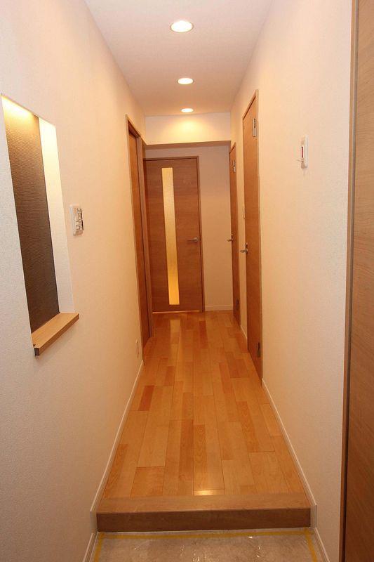 Entrance. Photo of the room visible from the front door is the excitement and I think that it is his own house in the calm introspection.