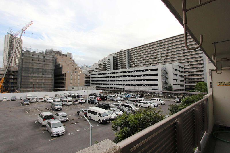 Balcony. View from the balcony, You can also receive enough Asahi there is no unobstructed thanks to the parking lot.
