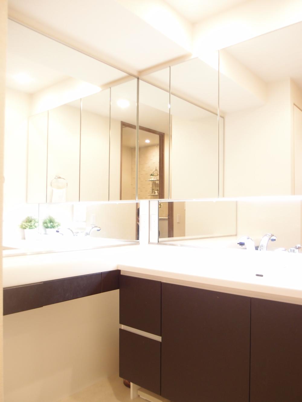 Wash basin, toilet. ◆ Washroom