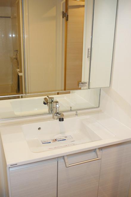 Wash basin, toilet. Washbasin of new