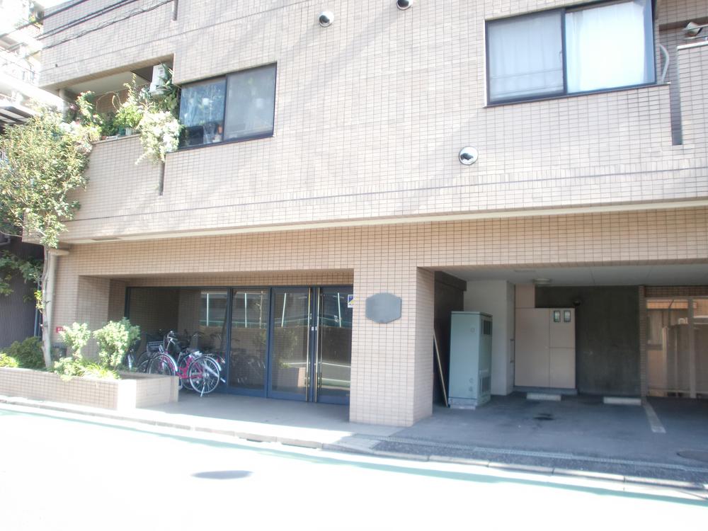 Entrance. Common areas