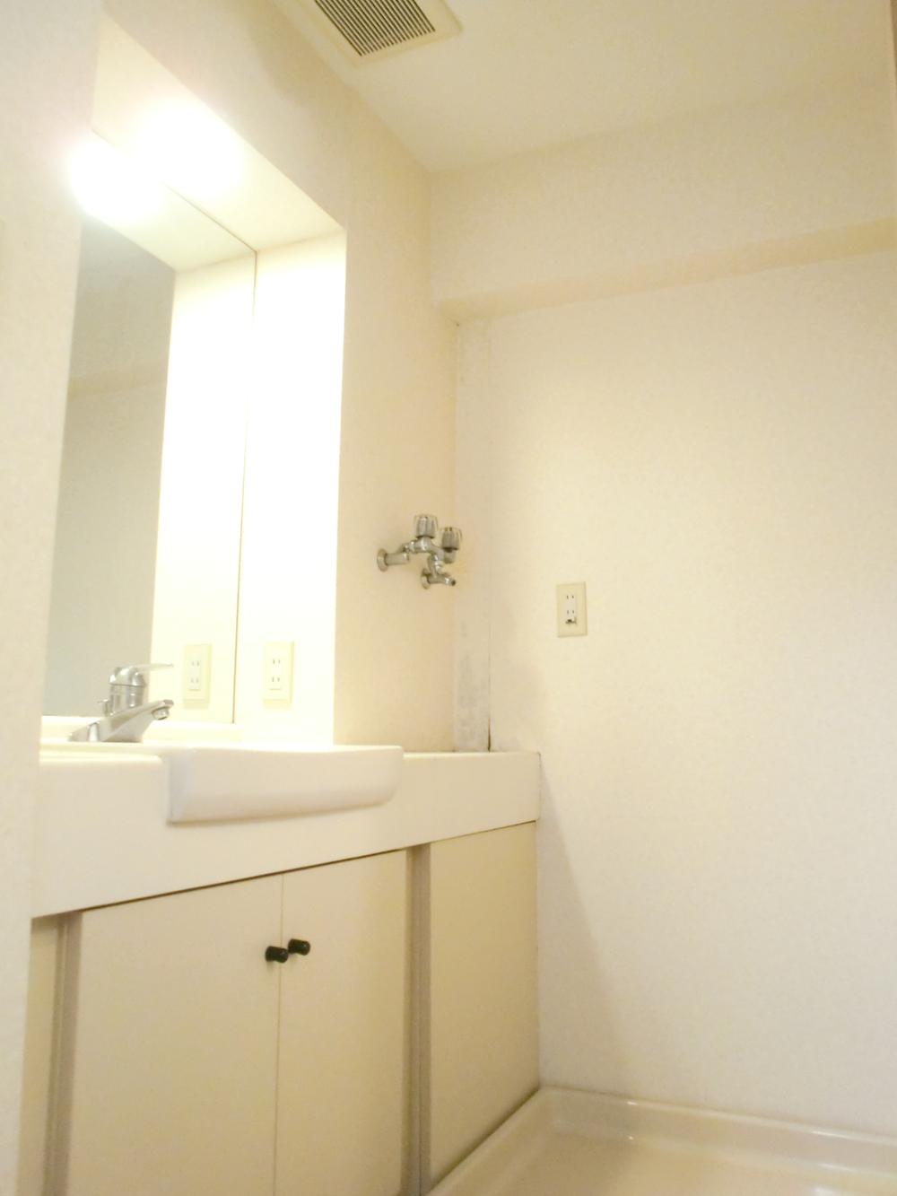 Wash basin, toilet. Indoor (11 May 2013) Shooting