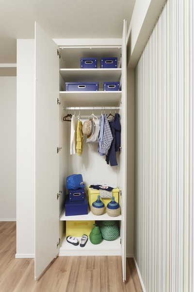 Directions to the model room (a word from the person in charge)