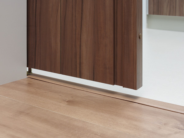 Other.  [Sliding door hanger rail] Sliding door in the dwelling unit is, Adopt the rail of the hanging method not install the rails to the floor part. It reduces the vibration sound to the lower floor at the time of opening and closing the door.