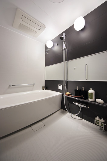 Bathing-wash room.  [bathroom] Installed a horizontal wide full mirror to produce a spread to the prone bathroom in enclosed spaces. Bathroom that combines design and functionality.