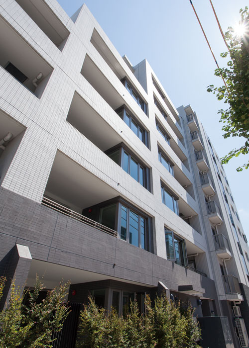 Shared facilities.  [In the city, Residence imposing completed decorate elegance] Impression of "black wall" that was modeled after the streets making of Japanese house. Light-colored tile to blend into the sky. Arranged the flowers and trees to add color and moisture to the building is at the feet, It has been reproduced in modern while sprinkled throughout the traditional style beauty of Japan. (Exterior photos)