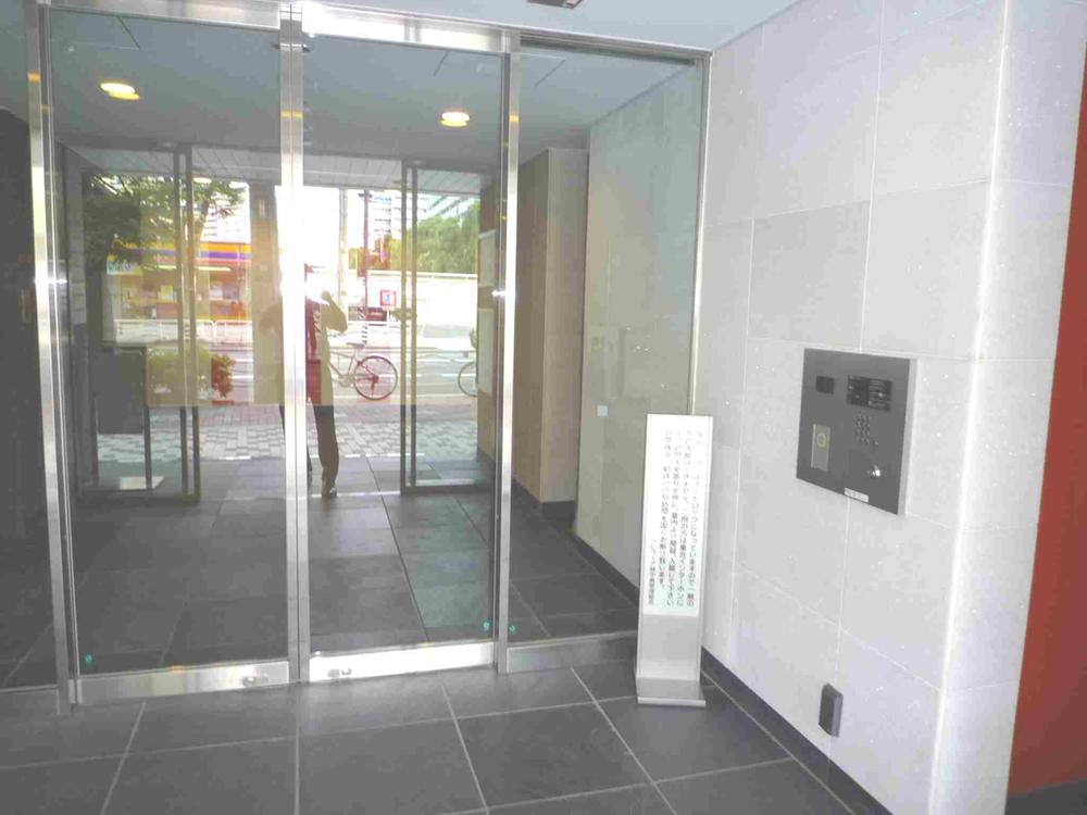 Entrance. Common areas