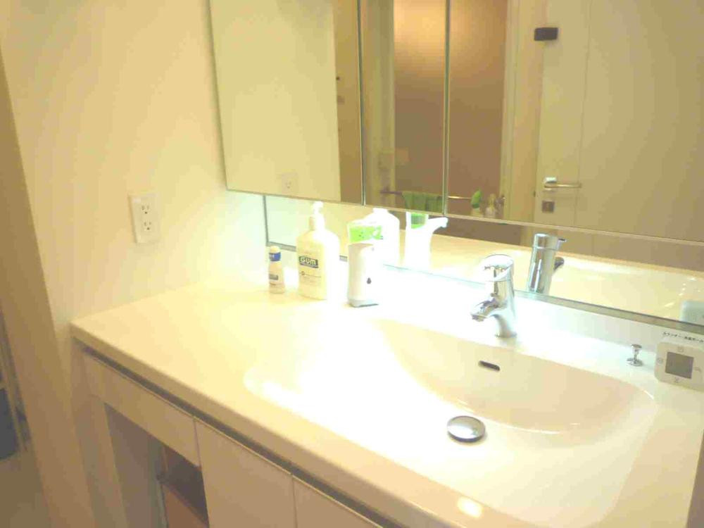 Wash basin, toilet. Indoor (July 2013) Shooting