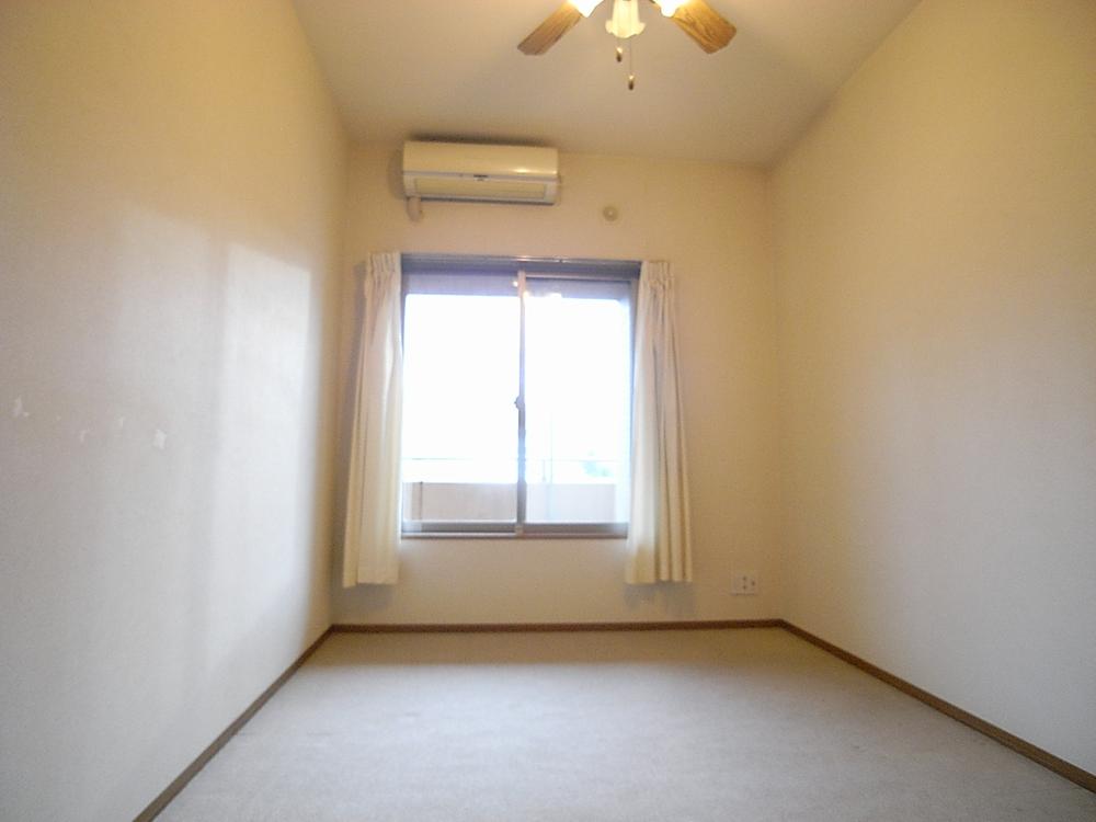 Non-living room. Western-style shooting