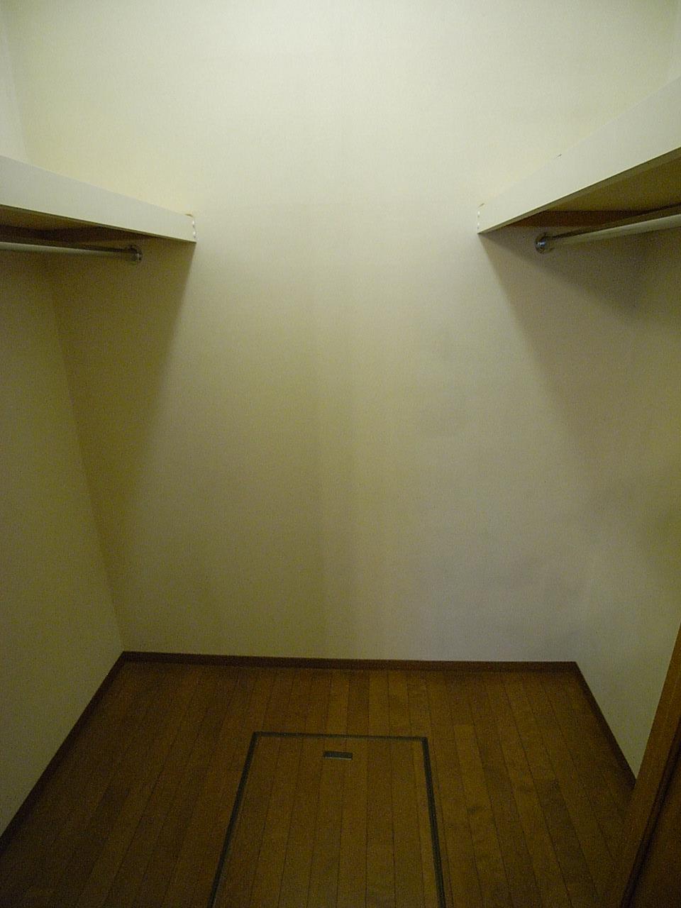 Receipt. Western-style walk-in closet