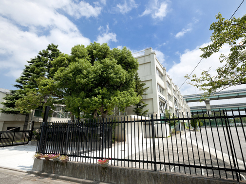 Surrounding environment. Municipal Tatsumi junior high school (about 660m ・ A 9-minute walk)