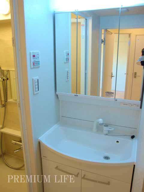 Wash basin, toilet. «Wash basin»