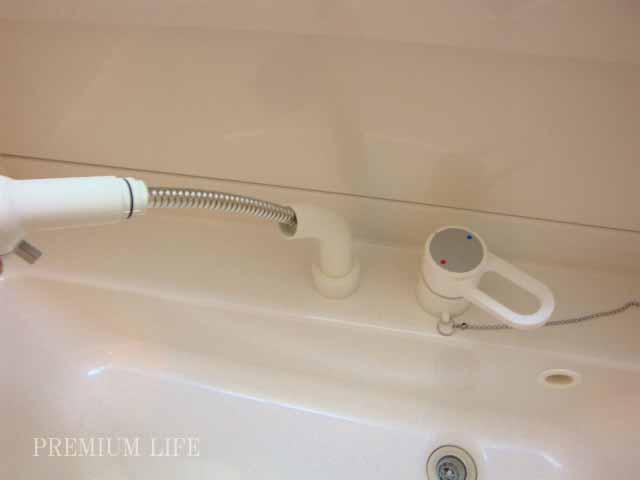 Wash basin, toilet. «Wash basin»