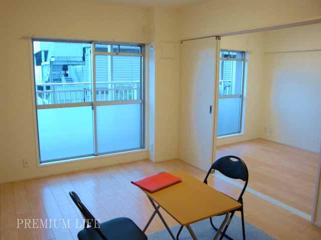 Living. «Living» Spacious living room of 16.4 quires I open the living and Western-style sliding door.