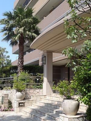 Entrance. Canal side front is near the entrance.