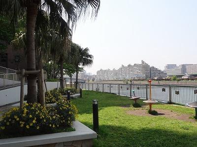 Other common areas. Park is located along the north side building site canal.