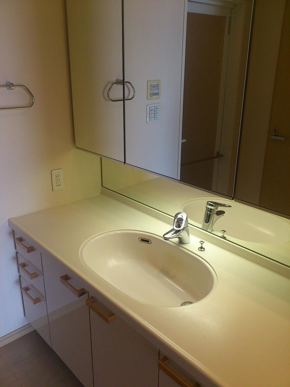 Wash basin, toilet. Indoor (10 May 2013) Shooting