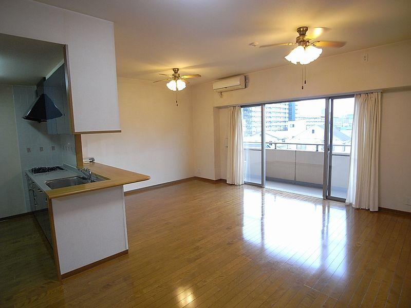 Living. LD16.5 Pledge, Full of well clean-ventilated and comfortable living thanks to the window is large.