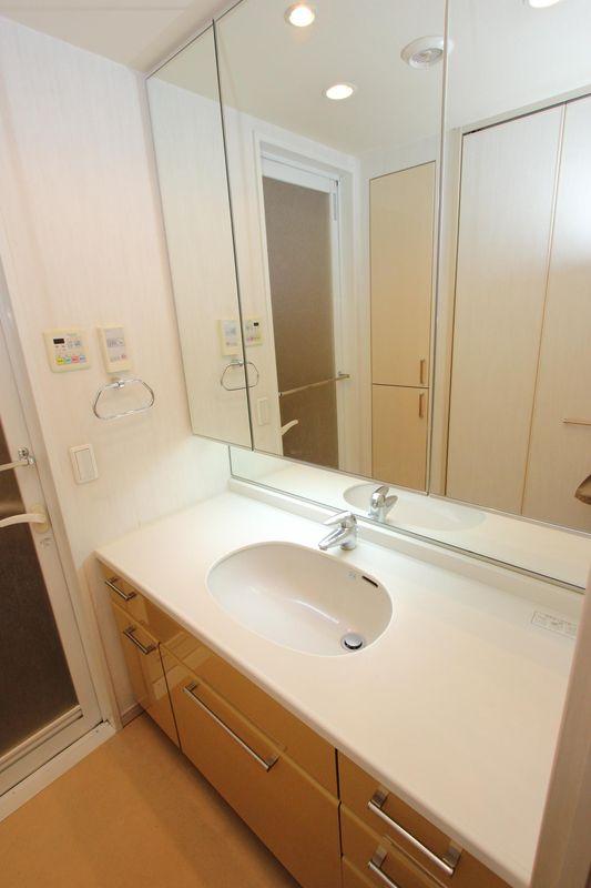 Wash basin, toilet. Independent wash basin mirror and easy-to-use large