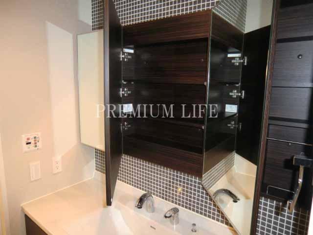 Wash basin, toilet. Wash basin