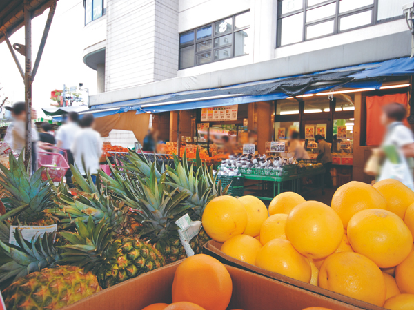 Surrounding environment. Super Taiyo Toyo-cho shop (lively fish market store)