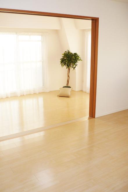 Living.  [Southwestward] In a bright room local guidance meeting in the reception! 10:00 ~ 18:00 ※ Weekday of guidance is also available. (Closed on Wednesdays) Please feel free to contact us toll-free: 080-805-6599