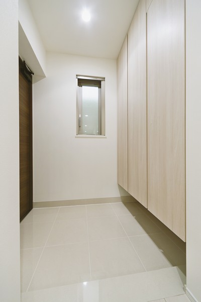 Directions to the model room (a word from the person in charge)