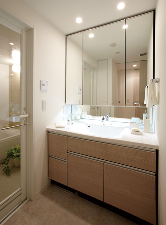 Bathing-wash room.  [Vanity room] Adopt a sliding door to the door of vanity room. There is no wasted space by opening and closing of the door, It is in easy-to-use vanity room. Installing a hanging cupboard is also at the top of the washing machine yard, Three-sided mirror back of the storage and linen cabinet, etc., We can organize for housing and refreshing a very small parts.