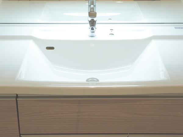 Bathing-wash room.  [Bowl-integrated counter] Wash bowl of excellent counter and integral to the design. Cleaning is easy because there is no seam.