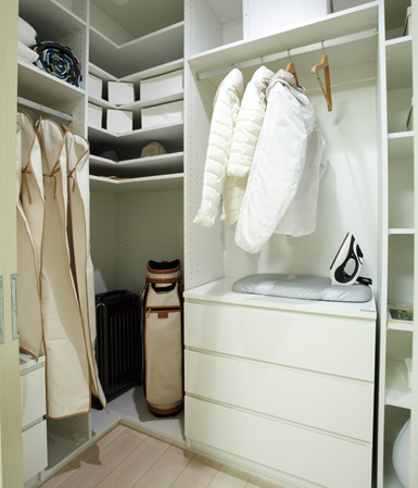 Receipt.  [Family closet] Clothing, of course, From those that do not use everyday, Large space that can hold up to those that daily use, such as vacuum cleaner.  ※ Some dwelling unit