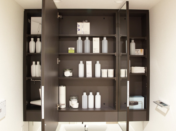 Bathing-wash room.  [Three-sided mirror back storage] The back of the three-sided mirror, Become a storage space with a dryer or hook, Convenient to Organize cosmetics.