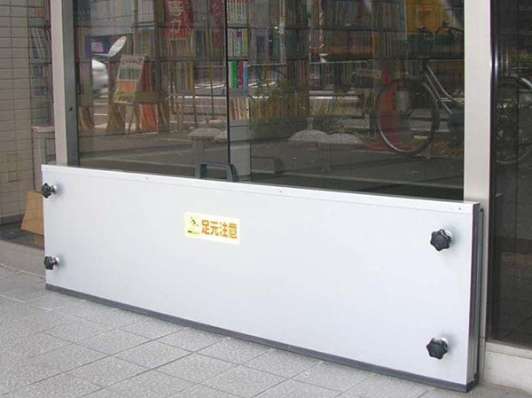 earthquake ・ Disaster-prevention measures.  [Tide plate] In preparation for the event of a flood, It has established the tide plate to prevent the inflow of water into the building.  ※ Is slightly different shape depending on the installation location.