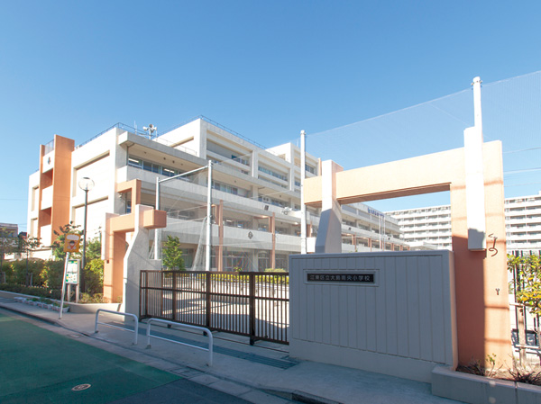 Surrounding environment. Ward Oshima Nan'o elementary school (WT about 610m ・ 8 min. Walk, ET about 620m ・ Opened to 8 minutes) April 2007 walk Oshima central elementary and Minami Oshima Elementary School is integrated. A new school building was completed in 2009, Ya bright entrance of the barrier-free design, Including facilities such as a lunch room, such as a restaurant, The children have been taken into account so as to learn freely.