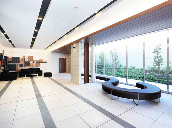 Shared facilities.  [Common space of appearance, such as the Art Gallery] Design concept, Such as the Art Gallery "sophisticated and calm.". The trappings of the gallery, Object that is a combination of small and large variety of wood. further, The large glass surface to bring the brightness and openness in space, Panorama of Midorikei shining light. Expressive space in which all becomes art, Mase pleasure the eyes of the person and guests live here, We will continue to calm the mind. (Entrance hall  ※ September 2013 shooting)