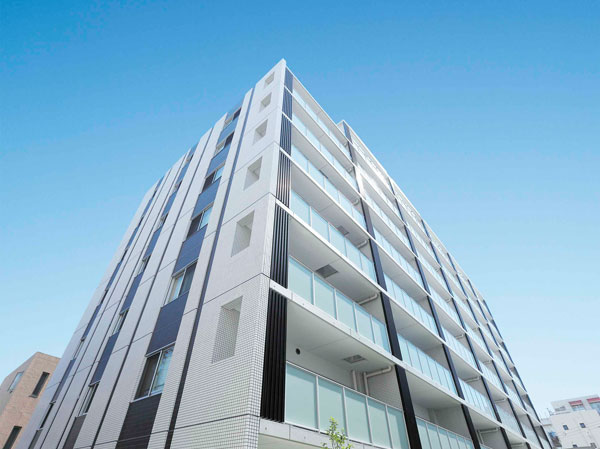Buildings and facilities. Two buildings the configuration of the building, Black stripe the white tile on the base is an impressive design. Produce a sense of open glass balcony. (appearance  ※ September 2013 shooting)