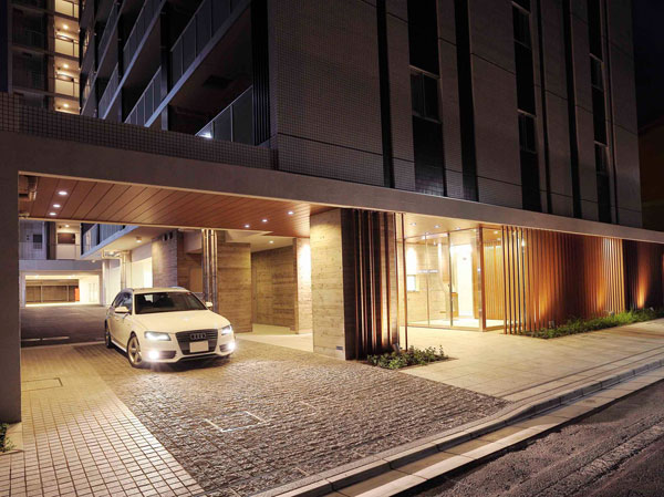 Buildings and facilities. By combining the vertical grid and indirect lighting of the tree control, Directing the Yingbin space with calm. (entrance  ※ September 2013 shooting)