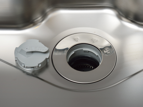 Kitchen.  [disposer] Automatic water supply equation which can be passed as it is garbage. To sink drain outlet put the garbage and automatic operation by simply turning on the switch. Garbage that has been finely ground is treated with drainage.  ※ Depending on the type of garbage you may not be able to process.