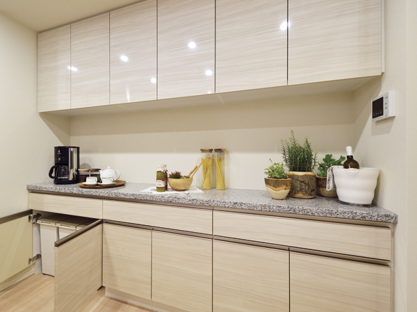 Kitchen.  [Cupboard] Along with the consideration of the interior of, Space also effectively Ikaseru so, Pre-installed the cupboard. Large storage capacity is attractive that Shimae such as the rich tableware and ingredients.  ※ It will be back counter by type. Housed shape by type, Different height, etc..