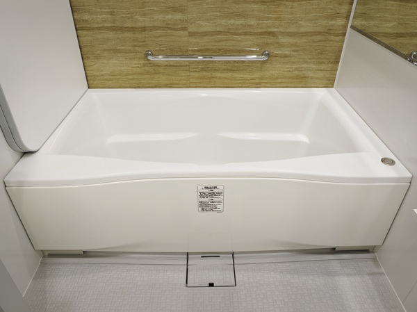 Bathing-wash room.  [Samobasu (warm bath)] A long time keep the hot water temperature by securely covering the periphery of the tub with a heat insulating material. It is possible to reduce the number of times of reheating because hot water is hard to cool down, It also contributes to the saving of electricity bill.