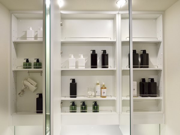 Bathing-wash room.  [Three-sided mirror] Available storage space that employs a movable shelf can be adjusted to suit the things to be stored in Kagamiura. Makeup items and cleansing supplies, Shimae such as a convenient bottle type of hair dressing.