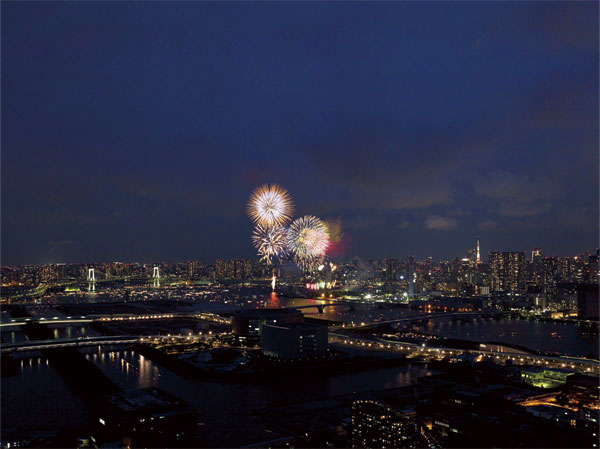 Surrounding environment. Overlooking the Tokyo Bay Dahua Fire Festival ※ About than local 1100m ・ It was taken to the local direction in August 2012 from the 52nd floor considerable height.