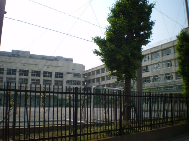 Junior high school. Municipal second Kameido 330m up to junior high school (junior high school)