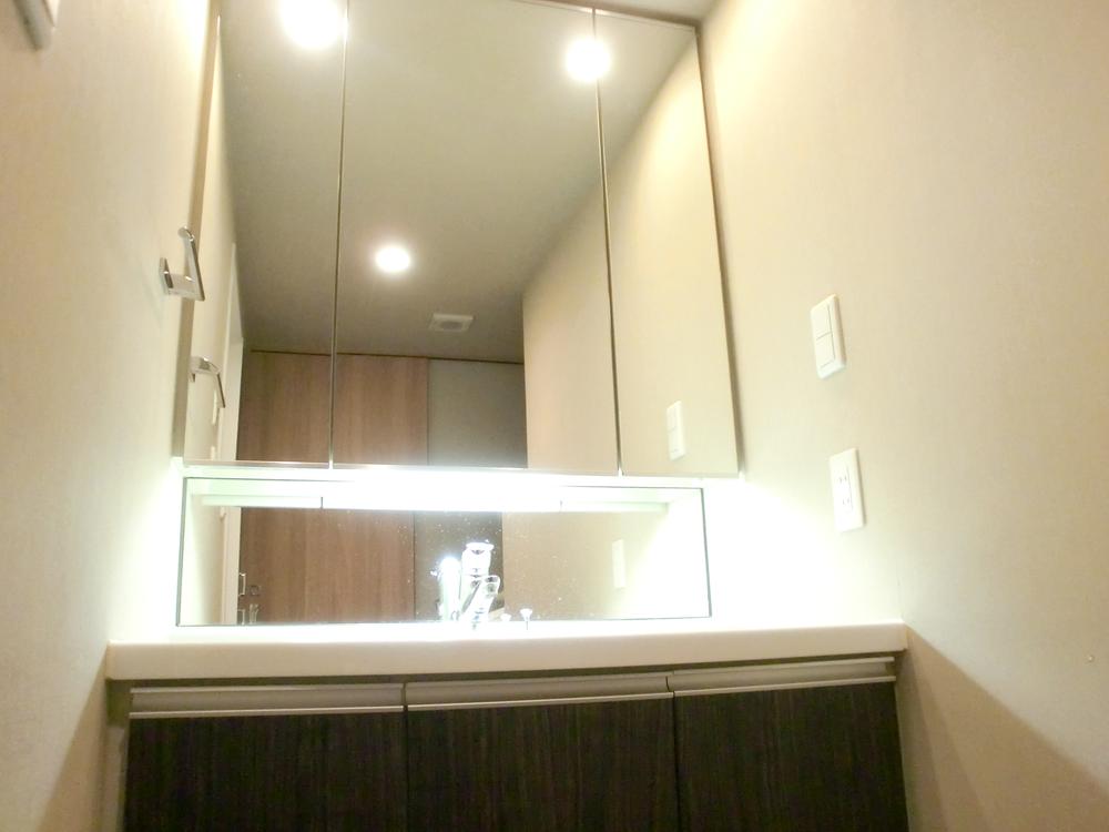 Wash basin, toilet. Indoor (12 May 2013) Shooting